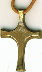 Kreuz-Anhänger aus Bronze mit Lederband