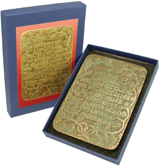 Bronze-Relief  „Die Liebe ist ... (1Kor 13,4.7,8)“